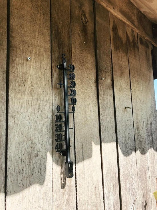 Buitenthermometer op houten wand gemonteerd