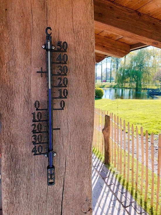 Buitenthermometer op houten paal met uitzicht