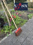 Synx Tools Straatbezem Bassin Stalks Rode kap Buiten bezem Schoonmaakartikel Buiten veger Bezems met steel 150 cm